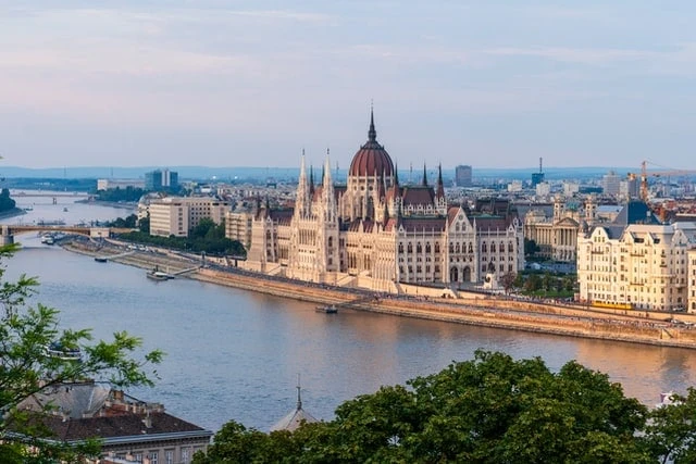Converzum Language School Budapest -Parliament